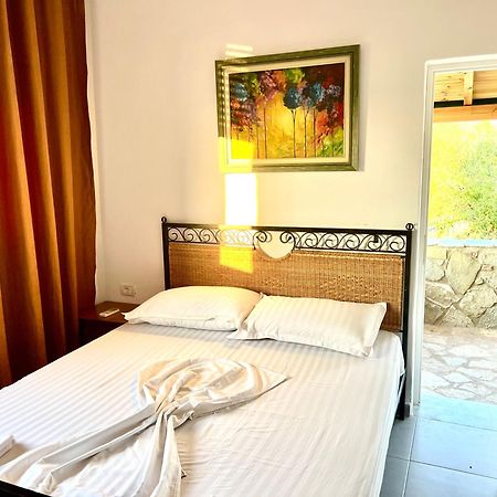 Jardin Miraculeux Hotel Himare Exterior photo