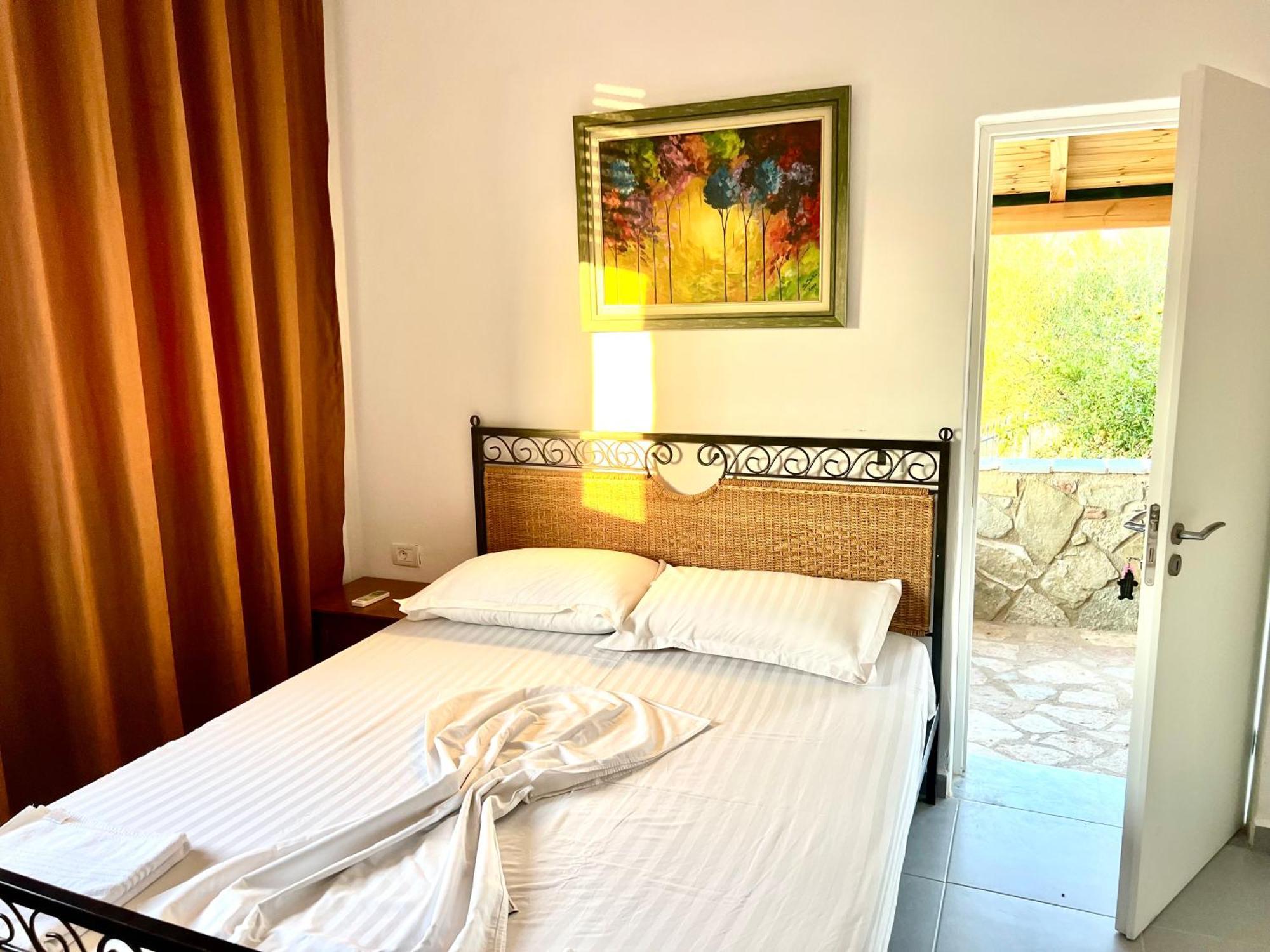 Jardin Miraculeux Hotel Himare Exterior photo