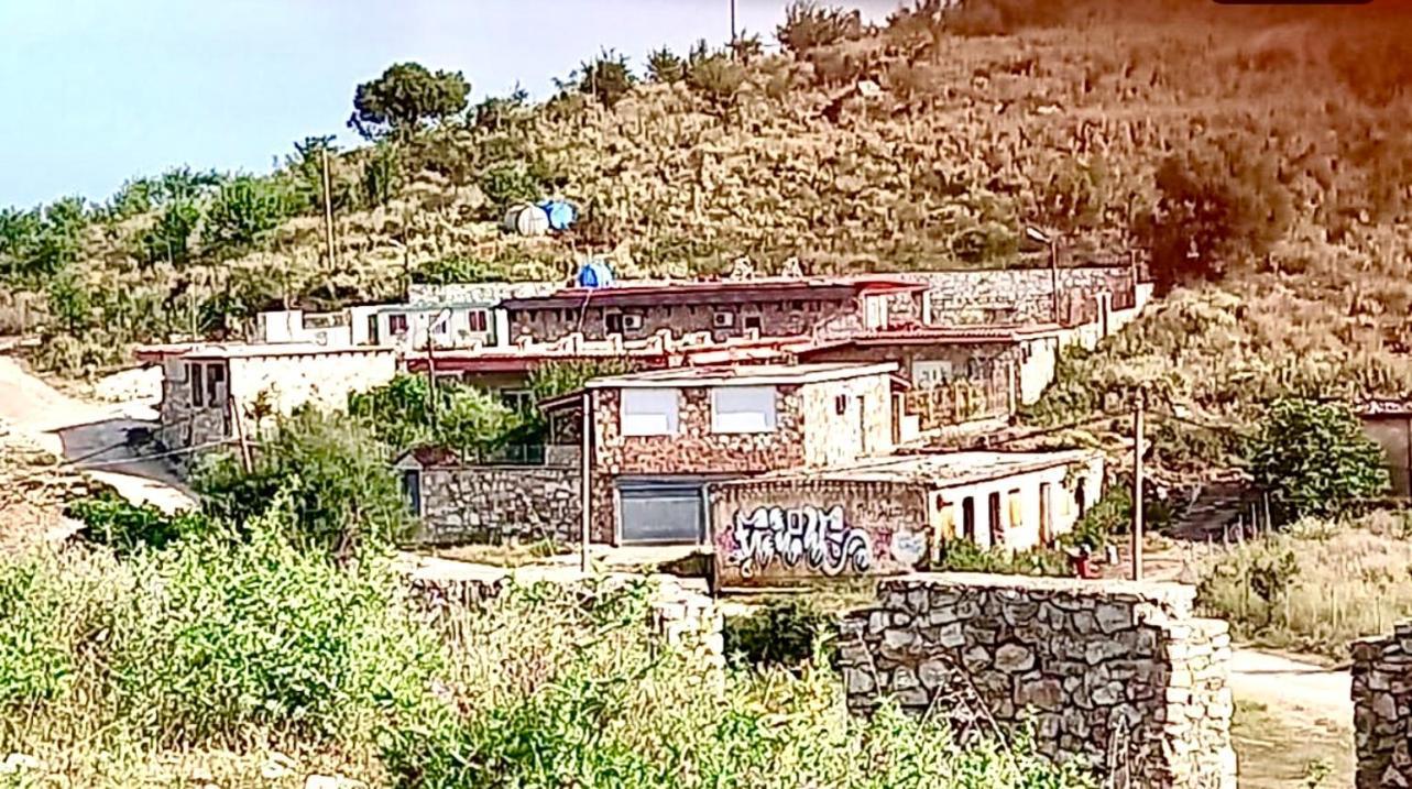 Jardin Miraculeux Hotel Himare Exterior photo